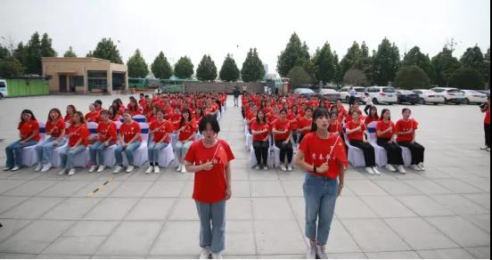 做白色的牛奶，創(chuàng)紅色的企業(yè)，花花牛乳業(yè)集團(tuán)青春歌會(huì)慶祝建黨100周年