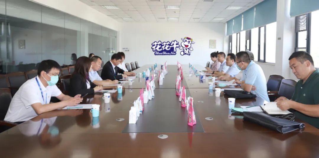 快訊 | 鄭州創(chuàng)建國(guó)家食品安全示范城市暨2022食安鄭州生產(chǎn)企業(yè)開(kāi)放日·探秘花花牛透明工廠(chǎng)活動(dòng)舉行